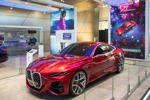 BMW Welt mit dem BMW Concept 4 vorne