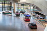 BMW Welt, oben die Luxury-Ausstellung mit 7er, 8er und X7
