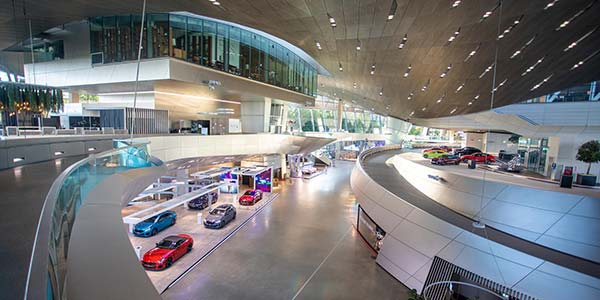 Blick in die BMW Welt, rechts die 'Premiere', wo bestellte Autos an ihre neuen Besitzer übergeben werden.
