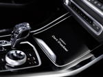 Die BMW X7 Edition Dark Shadow. Mittelkonsole vorne mit Schriftzug.