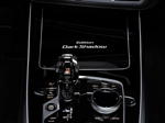 Die BMW X7 Edition Dark Shadow. Schriftzug auf der Mittelkonsole.