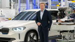 Oliver Zipse, Vorstandsvorsitzender der BMW AG, beim symbolischen Produktionsstart der fnften Generation des BMW E-Antriebs im Kompetenzzentrum E-Antriebsproduktion in Dingolfing