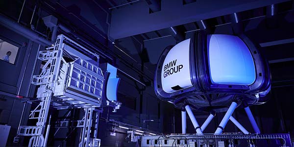 #NEXTGen 2020: Der High-Fidelity Simulator. 83 Tonnen bewegte Masse auf 400 qm Bewegungsfläche. In der Kuppel befindet sich das Testfahrzeug samt Proband und 360 Grad Projektionssystem.