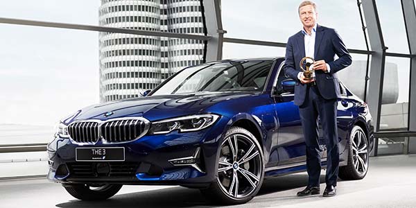 „Goldenes Lenkrad“ für die neue BMW 330e Limousine - präsentiert von Oliver Zipse, Vorstandsvorsitzender der BMW Group