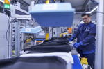 Anbringen des RFID Labels, Sitzefertigung, BMW Group Werk Mnchen