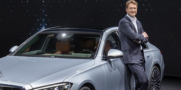 Daimler-Chef Ola Källenius mit der neuen Mercedes S-Klasse (W223)