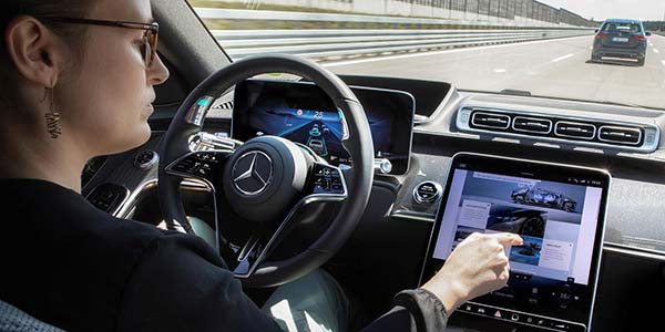 Mercedes-Benz S-Klasse: Homeoffice wird bald mobil  auch fr Menschen hinterm Steuer - dank DRIVE PILOT.