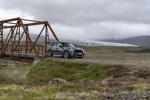 MINI Cooper S Countryman ALL4 auf Island, hier an der Brücke zwischen den Kontinenten.