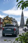 MINI Cooper S Countryman ALL4 auf Island, hier in Reykjavik mit der Hallgrímskirkja Kirche.