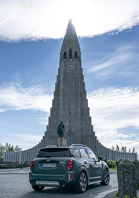 MINI Cooper S Countryman ALL4 auf Island, hier in Reykjavik vor der Hallgrímskirkja Kirche.