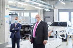 Bundeswirtschaftsminister Peter Altmaier (rechts) und der Vorstandsvorsitzende der BMW AG, Oliver Zipse (inks), im Wasserstoff-Kompetenzzentrum der BMW Group. 