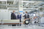 Von links: BMW Chef Oliver Zipse; Bundeswirtschaftsminister Peter Altmaier; Jürgen Guldner, Leiter Wasserstofftechnologie und Fahrzeugprojekte.