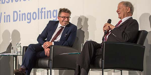Eberhard v. Kuenheim und Stefan Schmid bei einer Betriebsversammlung im BMW Group Werk Dingolfing im Jahr 2016. 