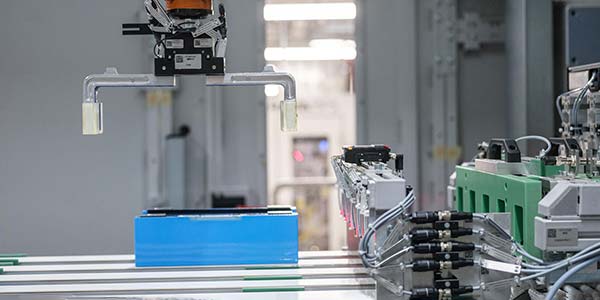 Produktion von Batteriemodulen für Hochvoltbatterien im BMW Group Werk Leipzig 