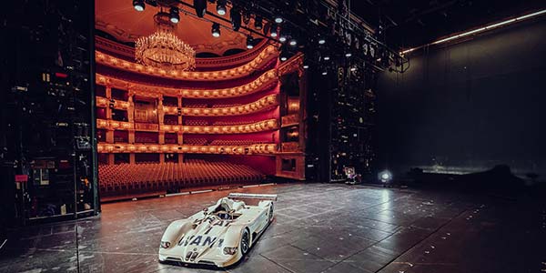 BMW Art Car von Jenny Holzer (BMW V12 LMR, 1999) in der Bayerischen Staatsoper, München.
