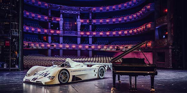 BMW Art Car von Jenny Holzer (BMW V12 LMR, 1999) in der Bayerischen Staatsoper, München.