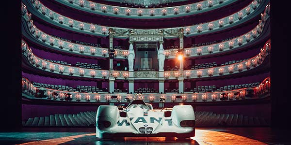 BMW Art Car von Jenny Holzer (BMW V12 LMR, 1999) in der Bayerischen Staatsoper, München.