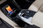 BMW 223i Active Tourer, neuartige Smartphone-Ablage im unteren Bereich der Mittelkonsole