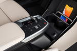 BMW 223i Active Tourer, neuartige Smartphone-Ablage im unteren Bereich der Mittelkonsole