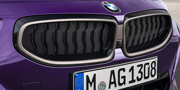 Das neue BMW M240i xDrive Coupé, Thundernight Metallic, neu gestaltete BMW-Niere mit vertikal angeordneten Luftklappen