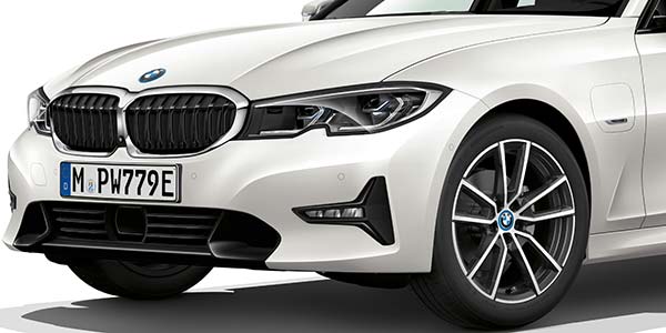 BMW 3er mit eDrive, neue Design-Akzente: BMW Logo auf Motorhaube und Felge mit Einfassung in BMW i blau, ausserdem: seitlicher Schriftzug 'electriefied by i'.