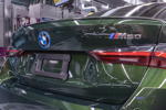 Produktion BMW i4. Montage BMW Emblem.