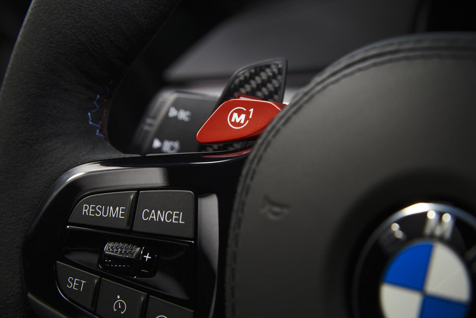 Foto: BMW M5 CS mit roten, prgrammierbaren M-Tasten am Lenkrad. (vergrößert)