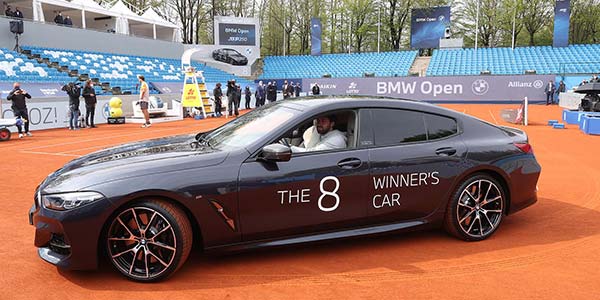 BMW Open 2021: Nikoloz Basilashvili im Siegerfahrzeug BMW M850i xDrive Gran Coup Individual.