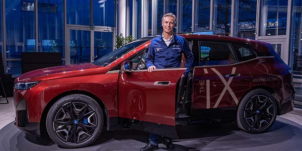Christoph Schröder, Leiter BMW Group Werk Dingolfing, mit dem BMW iX