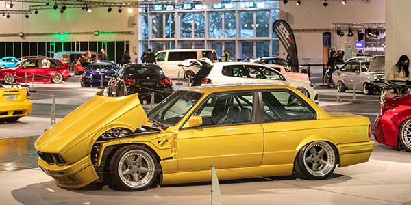 BMW 320i (E30), ausgestellt in der Sondershow 'TuningXperience' auf der Essen Motor Show 2021.
