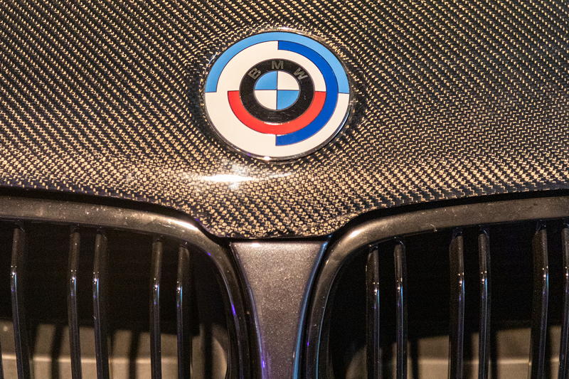 Foto: BMW 3er Coupé (E91), BMW-Emblem auf der Motorhaube durch