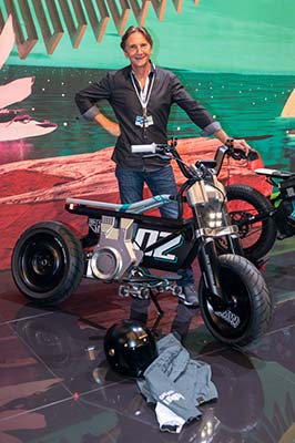 Edgar Heinrich, Leiter Design BMW Motorrad, auf dem BMW Messestand, IAA Mobilit 2021, mit dem BMW Motorrad Concept CE 02.