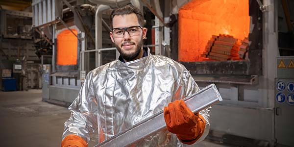 Das mit Solarstrom hergestellte Aluminium wird in der Leichtmetallgieerei des BMW Group Werks Landshut nachhaltig weiterverarbeitet.