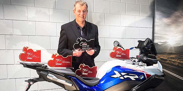 Dr. Markus Schramm mit Awards zum Motorrad des Jahres 2021 