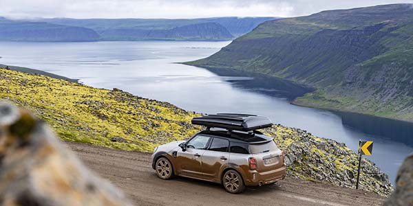MINI Cooper S Countryman ALL4 auf Island mit Dachzelt.