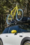 MINI Cooper SE mit Fahrrad-Trger und Dachbox als original MINI Zubehr.