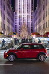 MINI Cooper SE in New York, vor dem Rockefeller Center