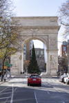 MINI Cooper SE in New York, Washington Square Arch