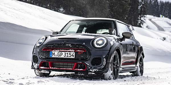 Der MINI John Cooper Works GP auf speziell entwickelten Winterreifen.