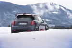 Der MINI John Cooper Works GP auf speziell entwickelten Winterreifen.