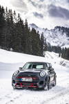 Der MINI John Cooper Works GP auf speziell entwickelten Winterreifen.