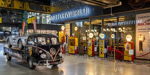 MotorWorld München, VW Transporter mit einem Porsche 550 Speyder R aus dem Jahr 1967, James Dean verunglückte einst tödlich bei seiner ersten Fahrt i einem Porsche 550.