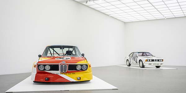 BMW Art Car von Alexander Calder (BMW 3.0 CSL, 1975); BMW Art Car von Robert Rauschenberg (BMW 635 CSi, 1986).