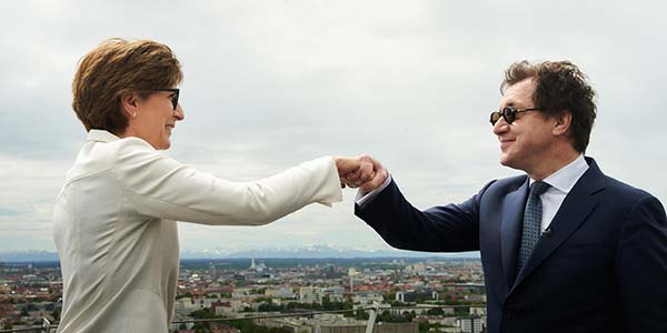 Serge Dorny (designierter Intendant der Bayerischen Staatsoper) und Ilka Horstmeier (Mitglied des Vorstands der BMW AG, Personal- und Sozialwesen, Arbeitsdirektorin), Dach der BMW Group Konzernzentrale, München. 