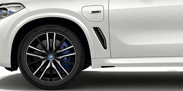 BMW X5 xDrive45e mit Pirelli 22-Zoll-Reifen P ZERO aus FSC-zertifiziertem Naturkautschuk und Rayon