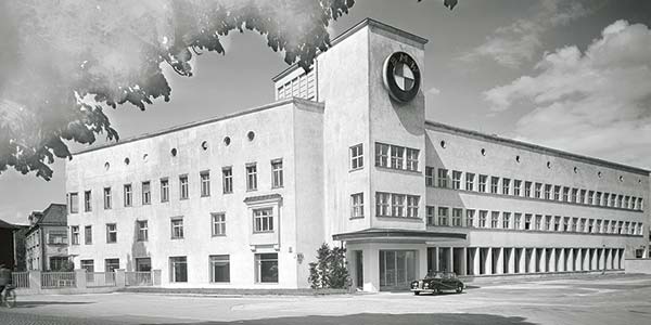 50 Jahre Automobilbau im Werk München: BMW Werk mit BMW 501, ca. 1960