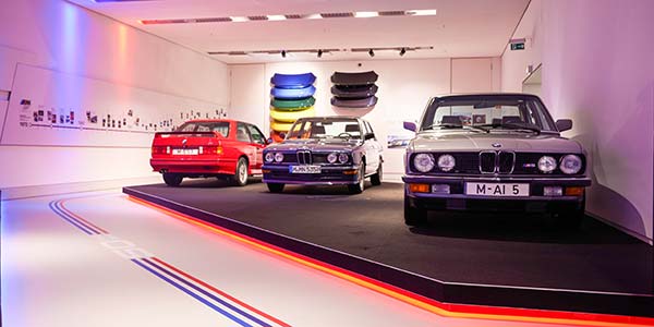 50 Jahre BMW M Ausstellung: rechts der erste BMW M5