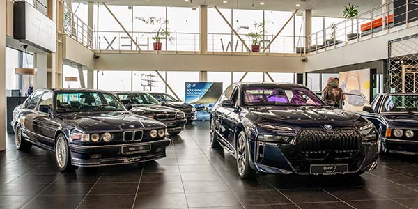 links: BMW Alpina B11 (E32), rechts: BMW i7 (G70)