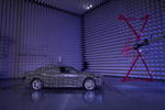 Der neue BMW i7 in der EMV-Absorberhalle.
