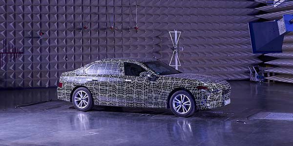 Der neue BMW i7 in der EMV-Absorberhalle.